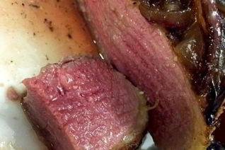 Гриль стейк из утиной грудки с соусом из слив