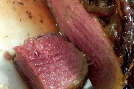 Гриль стейк из утиной грудки с соусом из слив