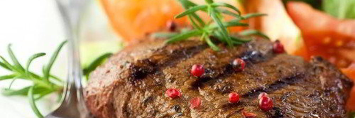 Маринованные в красном вине и розмарине говяжьи стейки