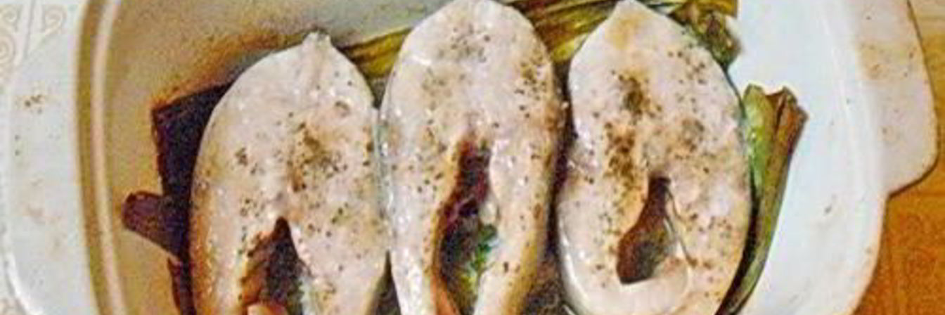 Рыбные стейки на листьях пража