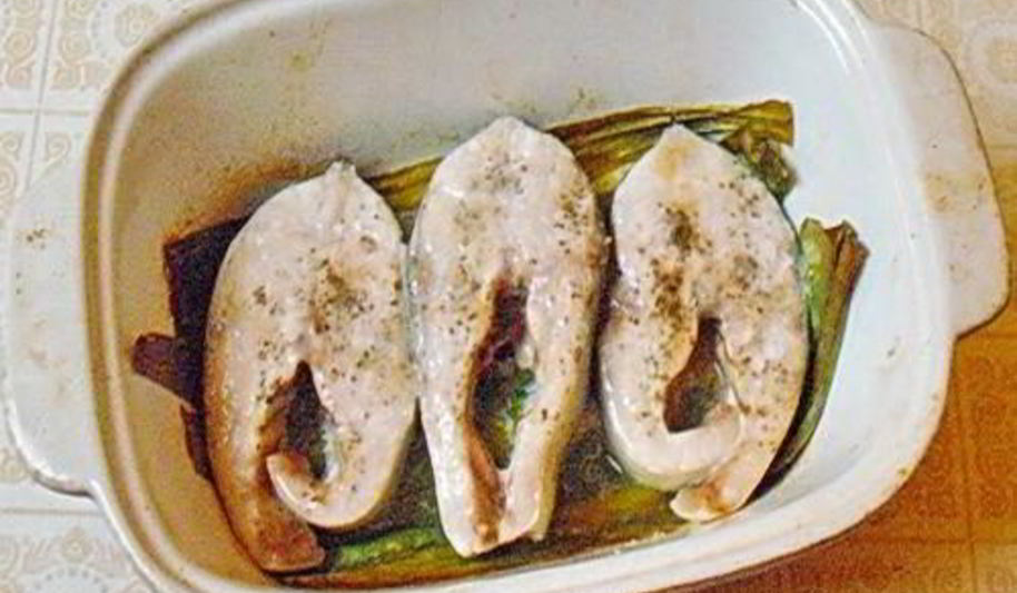 Рецепт рыбных стейков на листьях пража