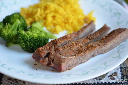 Стейк флэт-айрон на сковороде