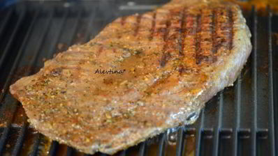 стейк флэт-айрон на сковороде