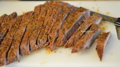 стейк флэт-айрон на сковороде