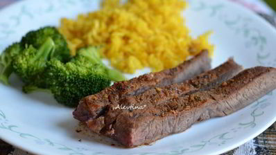 стейк флэт-айрон на сковороде