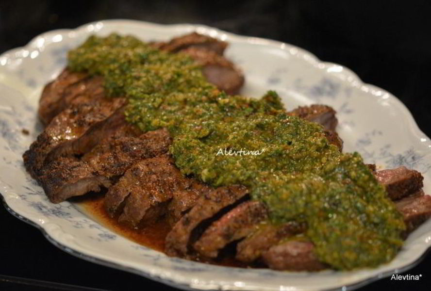 Стейк говяжий с соусом чимичурри