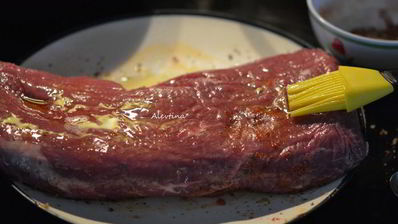 стейк говяжий с соусом чимичурри