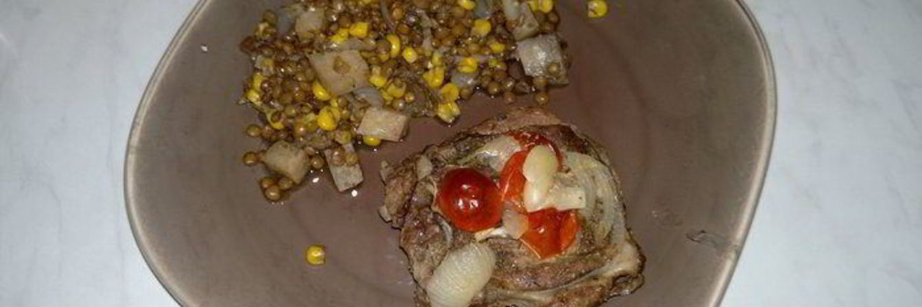 Стейк из бараньей шеи, запеченный в горшке и чечевица с кукурузой, сельдереем и чесноком