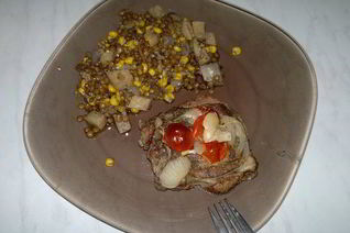 Стейк из бараньей шеи, запеченный в горшке и чечевица с кукурузой, сельдереем и чесноком