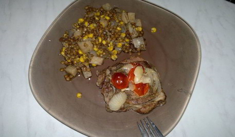 Рецепт стейка из бараньей шеи, запеченный в горшке и чечевица с кукурузой, сельдереем и чесноком