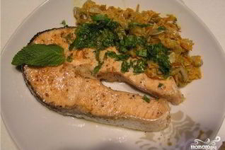 Стейк из форели на сковороде