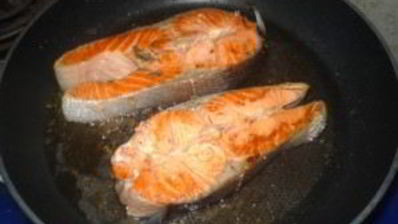 стейк из форели на сковороде