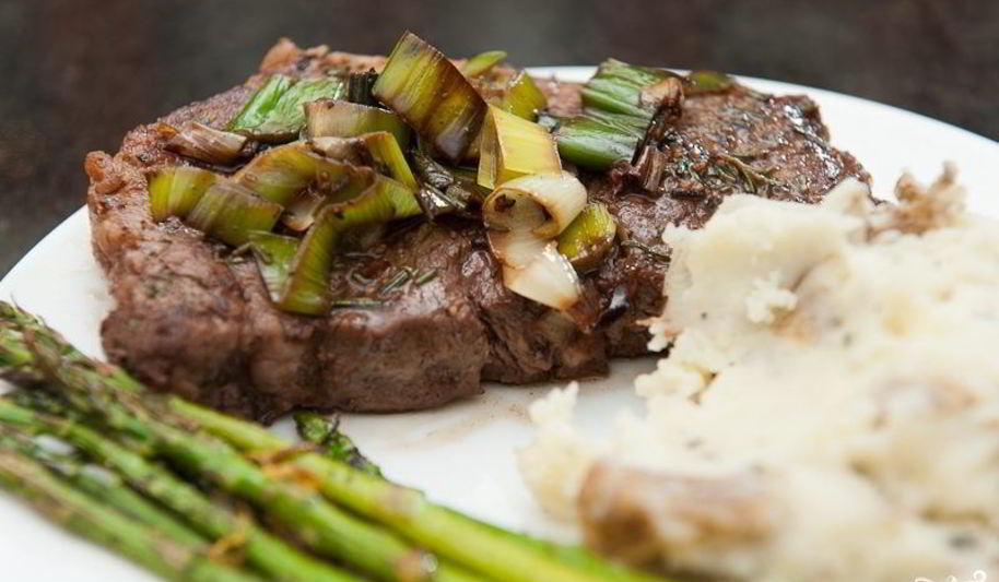 Рецепт стейка из говядины на сковороде