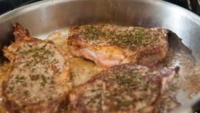 стейк из говядины на сковороде