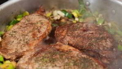 стейк из говядины на сковороде