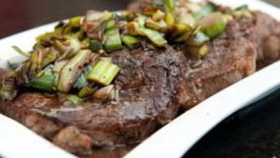 стейк из говядины на сковороде