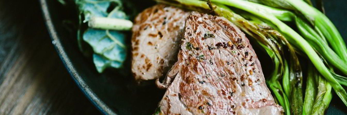 Стейк из говядины с черным перцем и чесноком