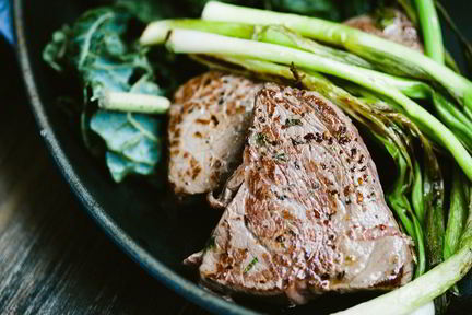 Стейк из говядины с черным перцем и чесноком