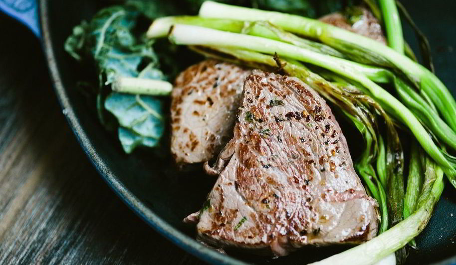Рецепт стейка из говядины с черным перцем и чесноком