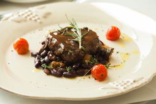 Стейк из говядины с красной фасолью