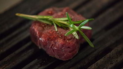 стейк из говядины с красной фасолью