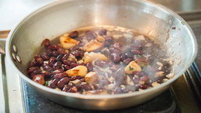 стейк из говядины с красной фасолью