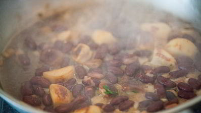 стейк из говядины с красной фасолью