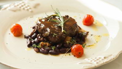 стейк из говядины с красной фасолью