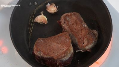 стейк из говядины с печеными корнеплодами