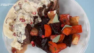 стейк из говядины с печеными корнеплодами