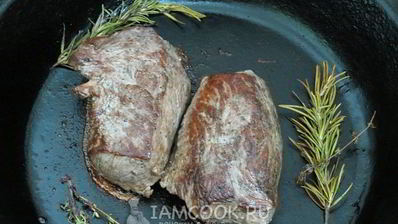 стейк из говядины с розмарином и тимьяном