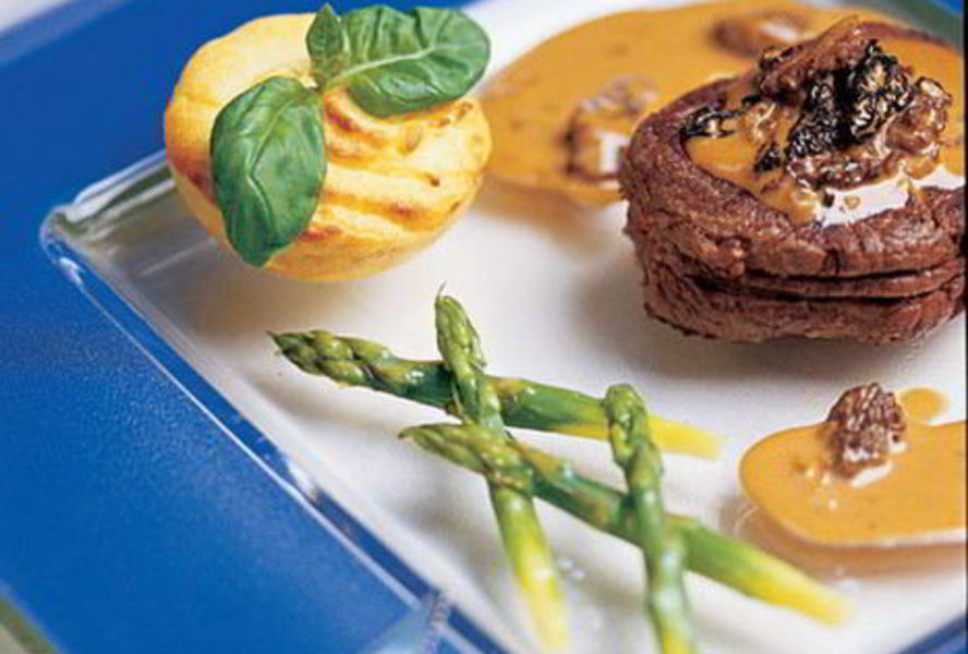 Стейк из говядины со сморчками и картофельным пюре