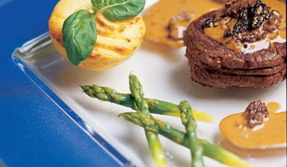 Рецепт стейка из говядины со сморчками и картофельным пюре