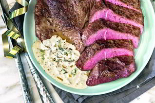 Стейк из лопатки с соусом из голубого сыра