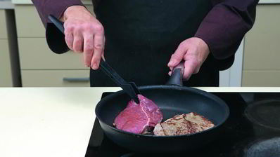 стейк из лопатки с соусом из голубого сыра