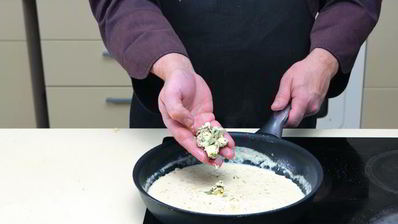 стейк из лопатки с соусом из голубого сыра