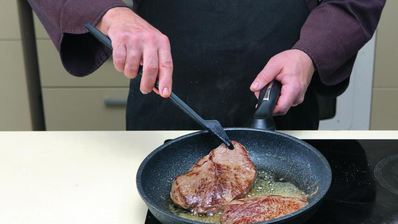 стейк из лопатки с соусом из голубого сыра