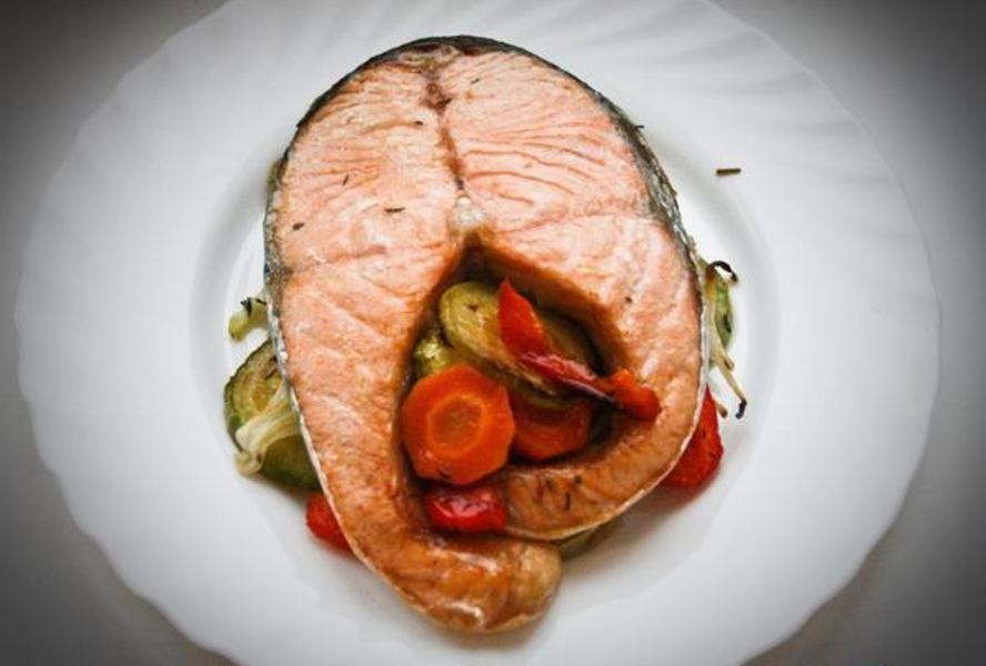 Стейк из семги на овощной подушке