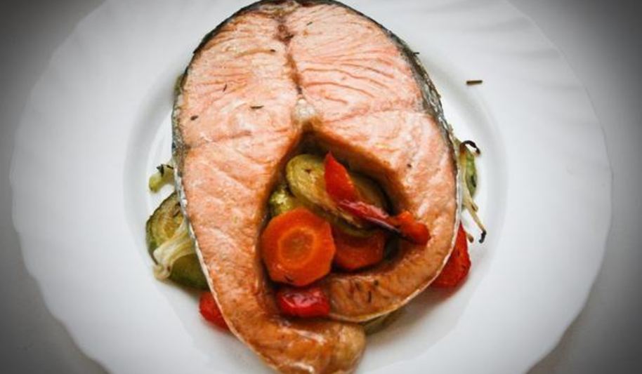 Рецепт стейка из семги на овощной подушке