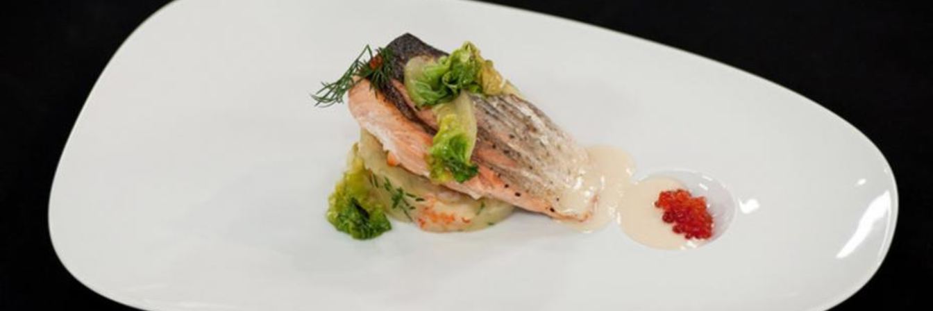 Стейк из семги на печеном картофеле с икорным соусом