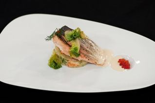 Стейк из семги на печеном картофеле с икорным соусом