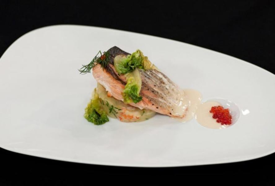 Стейк из семги на печеном картофеле с икорным соусом