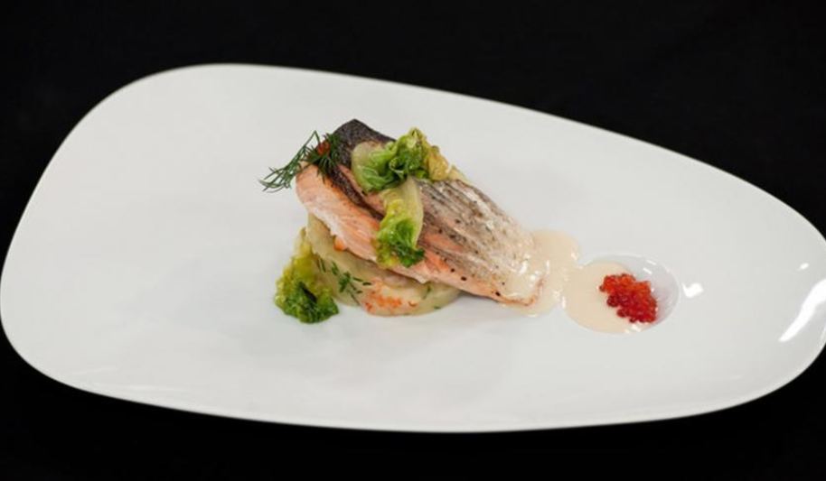 Рецепт стейка из семги на печеном картофеле с икорным соусом