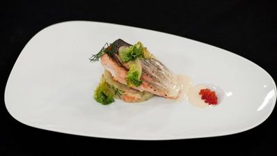 стейк из семги на печеном картофеле с икорным соусом