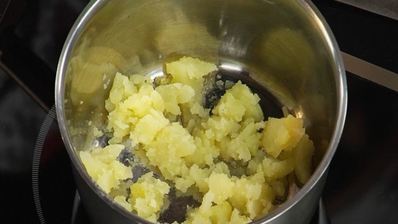 стейк из семги на печеном картофеле с икорным соусом