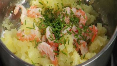 стейк из семги на печеном картофеле с икорным соусом