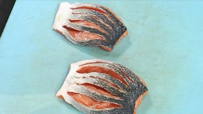 стейк из семги на печеном картофеле с икорным соусом