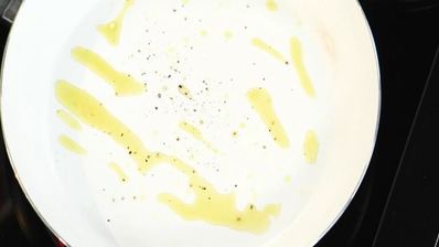 стейк из семги на печеном картофеле с икорным соусом