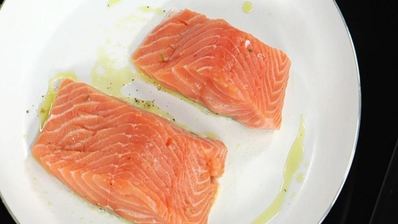 стейк из семги на печеном картофеле с икорным соусом