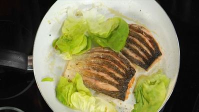 стейк из семги на печеном картофеле с икорным соусом